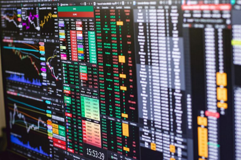 DAX bei 25.337 Punkten: Deutsche Wirtschaftsbosse verlieren den Glauben an Merz – „ohne Wachstum verloren”