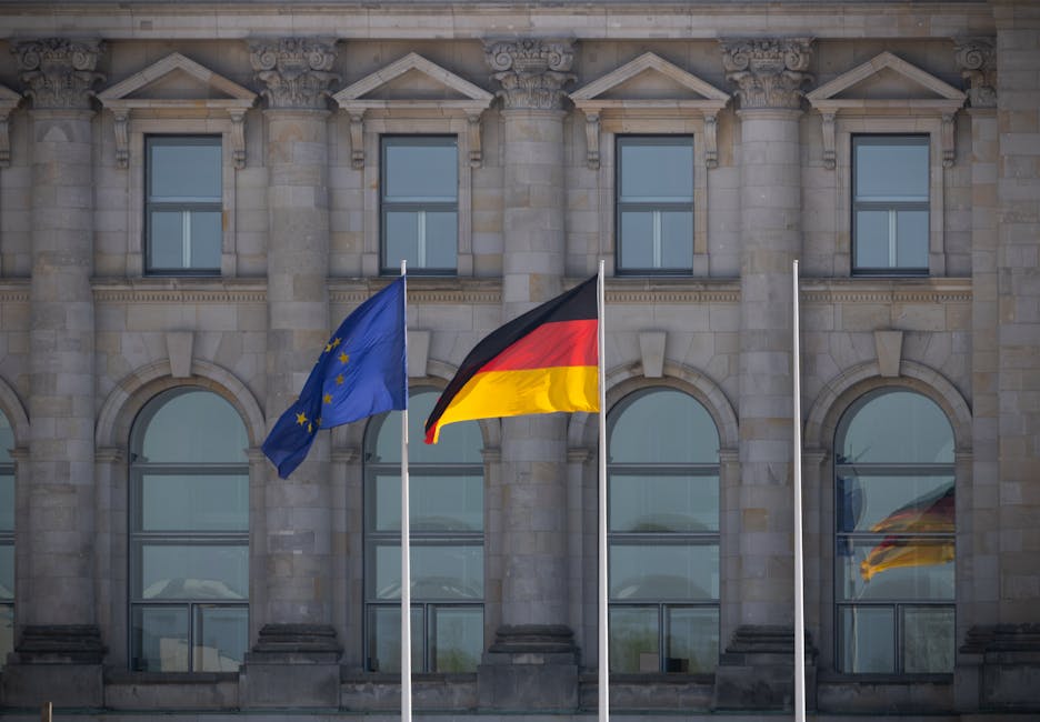 Deutsche und EU Flaggen Reichstag europaeische Achse