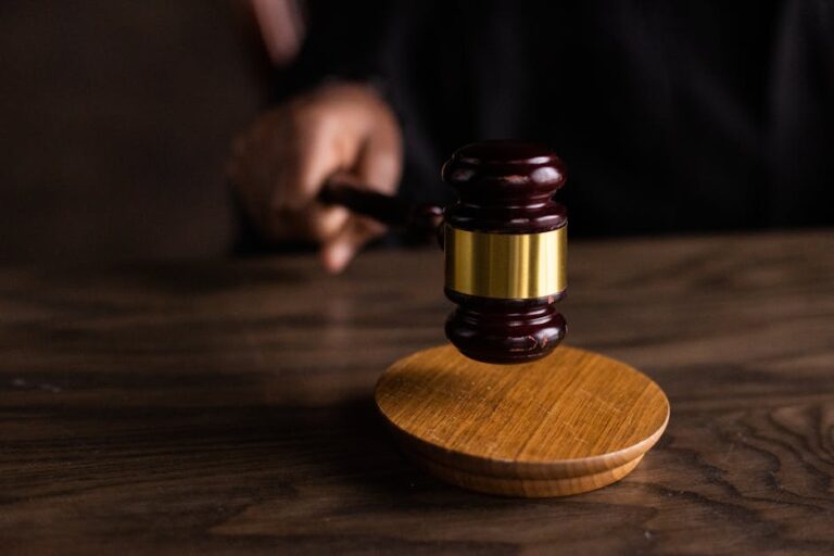 Frankreichs #MeToo an einem Wendepunkt: Bruel bricht Schweigen, während Verfahren in Nanterre gebündelt werden