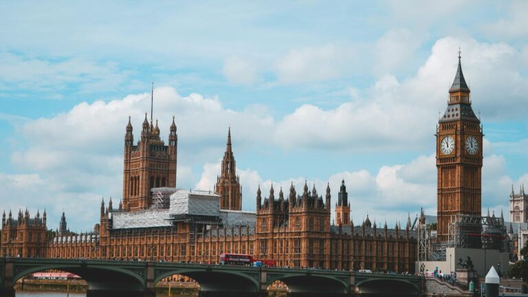 Starmer am Abgrund: Was ein britischer Regierungswechsel für Berlin bedeutet