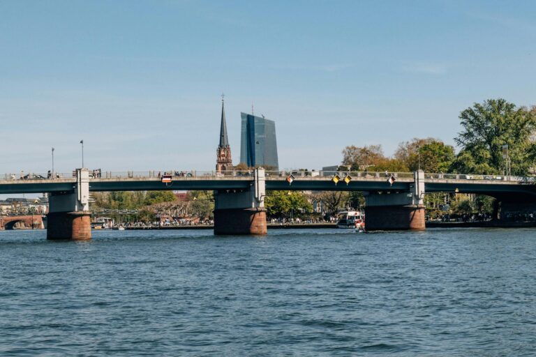 EZB hält bei 2%, doch Bloomberg sieht zwei Zinserhöhungen im Sommer