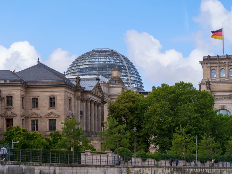 Familienunternehmer fordern Verzicht auf Sommerpause des Bundestages