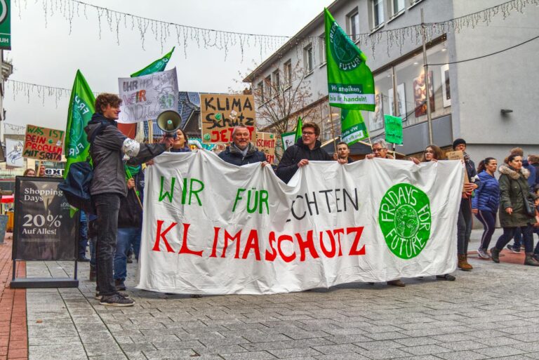 Große Koalition in der Kritik: Werden die Interessen junger Menschen vernachlässigt?